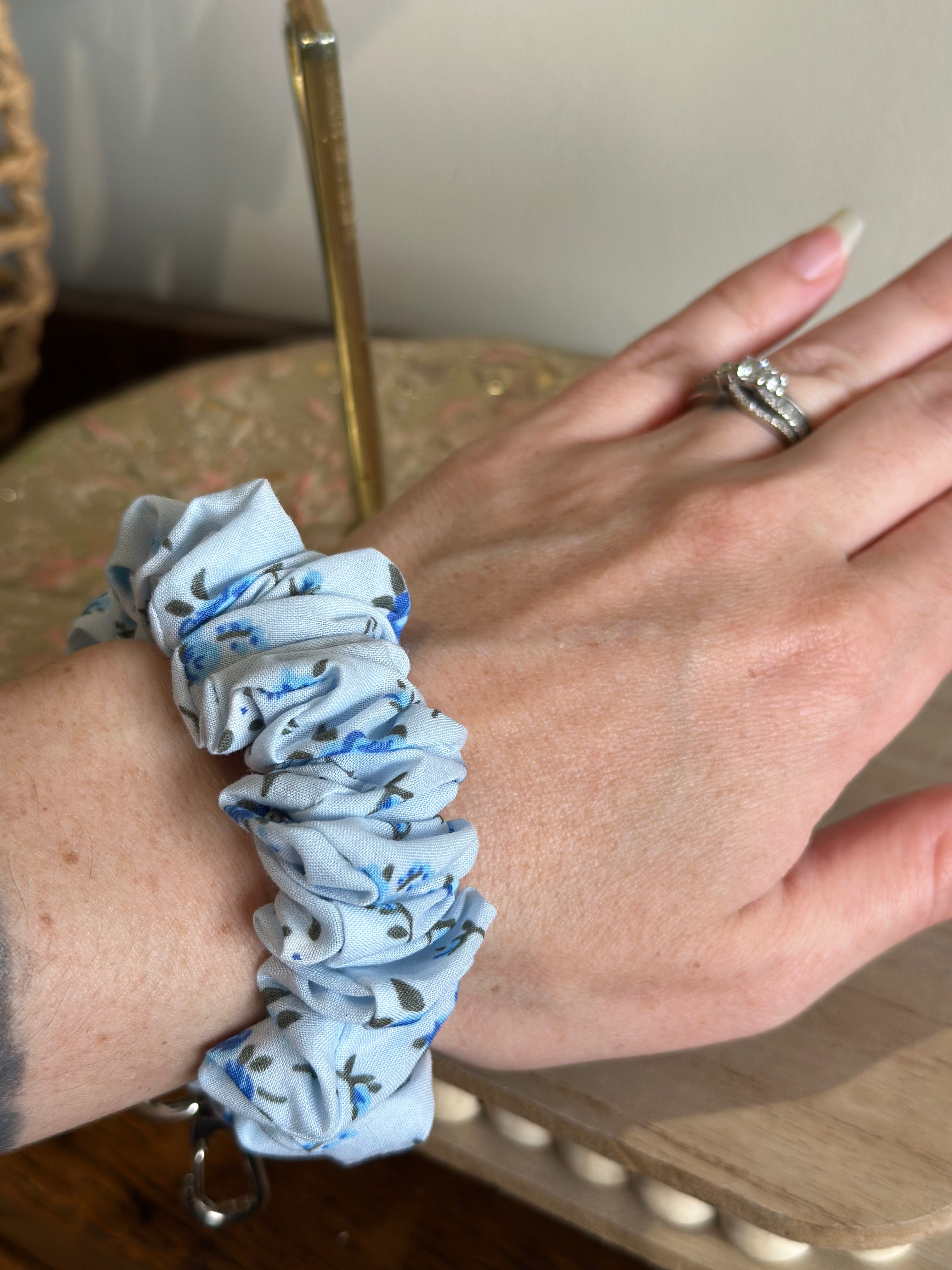 The Keepsake Wristlet - Blue Floral