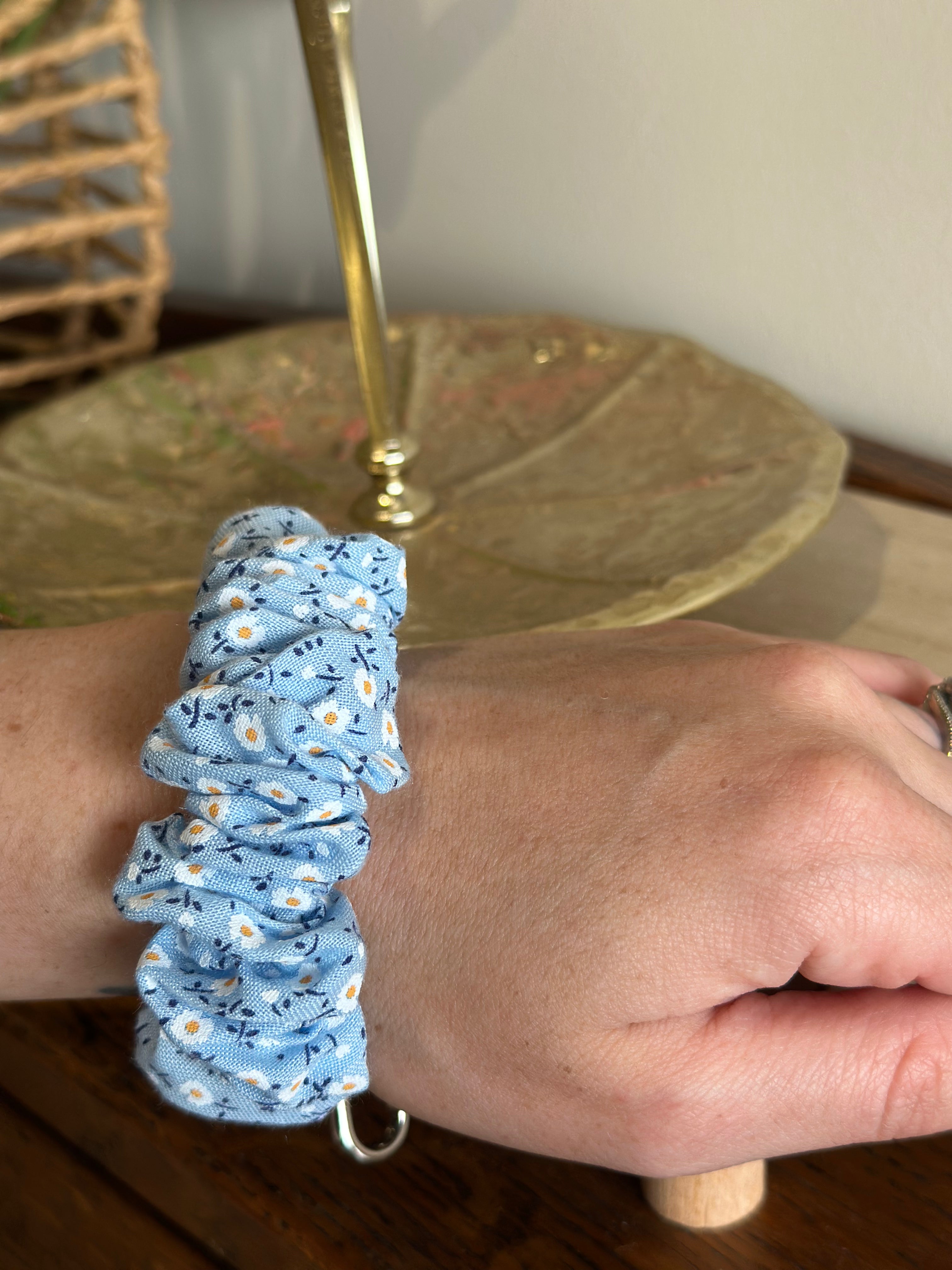 The Keepsake Wristlet - Blue Daisy
